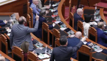 Seanca martonë në Kuvend, senaca mbyll pas më shumë se 10 orës debate