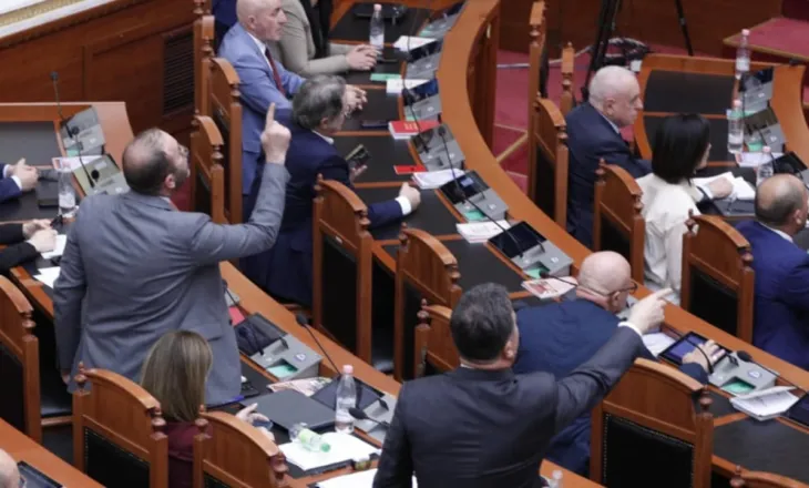 Seanca martonë në Kuvend, senaca mbyll pas më shumë se 10 orës debate