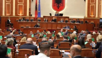 Seancë maratonë në Kuvend, Rama shkon pas mesnate për votimin! Miratohen disa projektligje (VIDEO)