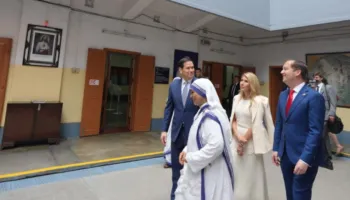 Sekretari amerikan i shtetit bëri homazhe për Nënë Terezën, reagon Ministri Hoxha: Shpirti i saj vazhdon të frymëzojë miliona njerëz në mbarë botën