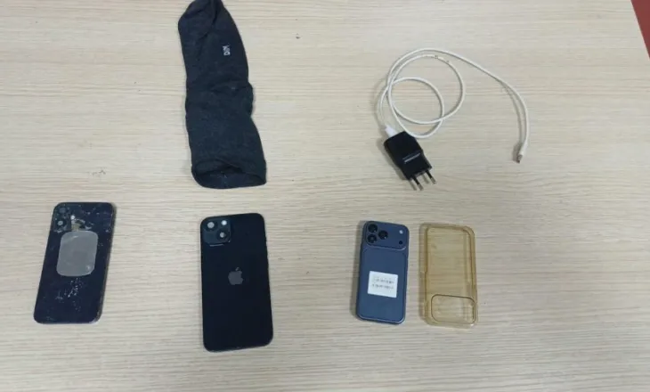 Sekuestrohen 3 telefona celular ‘Iphone’ pas kontrrolleve në burgun e Shkodrës
