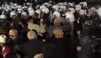Sërish përplasje mes policisë dhe protestuesve