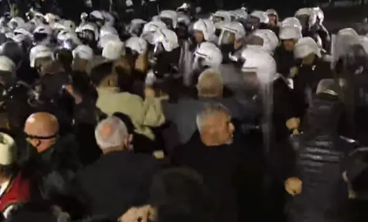 Sërish përplasje mes policisë dhe protestuesve