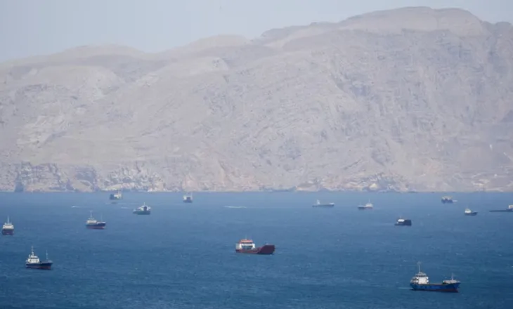 SHBA-ja nis shoqërimin e anijeve në Hormuz, Irani paralajmëron për shkelje të armëpushimit