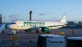 SHBA/ Një person hyn në pistë, përplaset për vdekje nga avioni