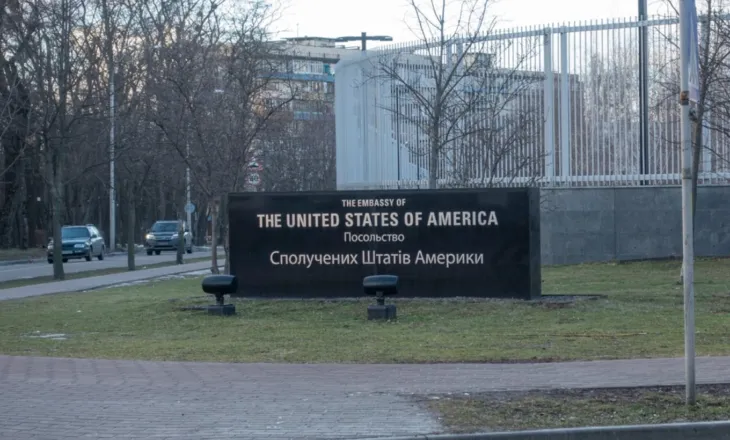 SHBA sfidon paralajmërimet e Rusisë: Ambasada amerikane në Kiev do të qëndrojë e hapur