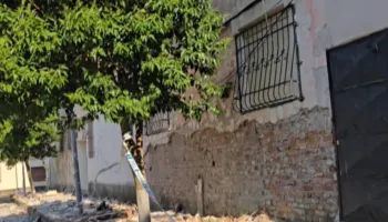 Shembet çatia e godinës së amortizuar në Durrës/ Banorët të alarmuar, kërkojnë ndërhyrjen e institucioneve