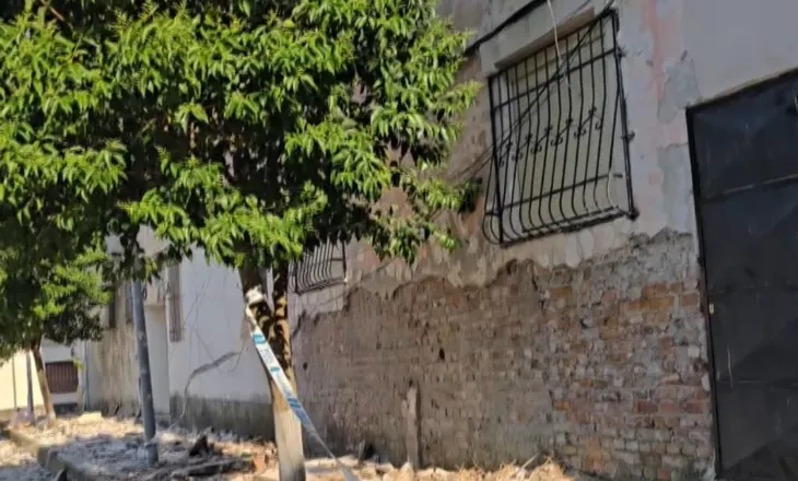 Shembet çatia e godinës së amortizuar në Durrës/ Banorët të alarmuar, kërkojnë ndërhyrjen e institucioneve