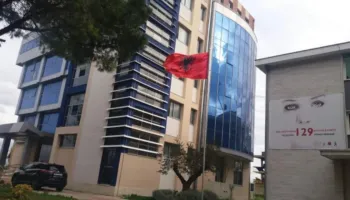 Sherr me sende të forta dhe mjete prerëse mes të rinjve në Fier, dy persona përfundojnë në spital të plagosur