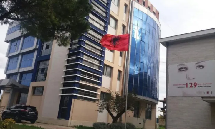 Sherr me sende të forta dhe mjete prerëse mes të rinjve në Fier, dy persona përfundojnë në spital të plagosur