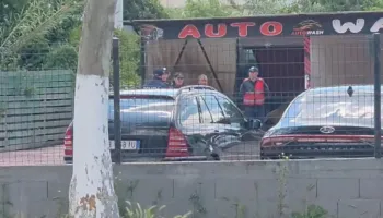 Sherr mes disa të rinjve në një lavazh në Fier, plagoset me thikë një prej tyre, arratiset autori