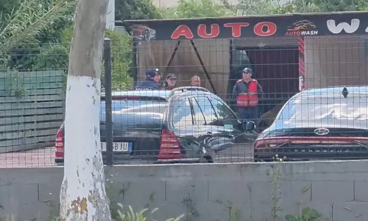 Sherr mes disa të rinjve në një lavazh në Fier, plagoset me thikë një prej tyre, arratiset autori