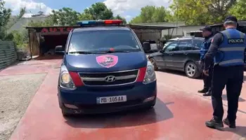 Sherr mes të rinjve në një lavazh në Fier, një person i plagosur me thikë