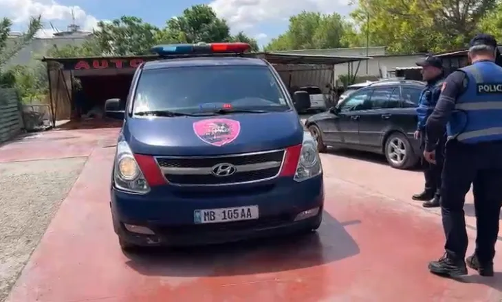 Sherr mes të rinjve në një lavazh në Fier, një person i plagosur me thikë