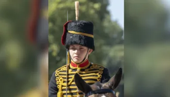 Shfaqja para Mbretit Charles kthehet në tragjedi, ushtarja 24-vjeçare bie nga kali dhe humb jetën