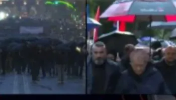 Shiu nuk e ndal/ Kreu i PD, Sali Berisha del nga selia blu, niset drejt Kryeministrisë për t’ju bashkuar protestuesve
