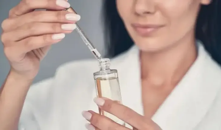 Shkenca që qëndron pas serumeve të vitaminës C: A funksionojnë ato vërtet?