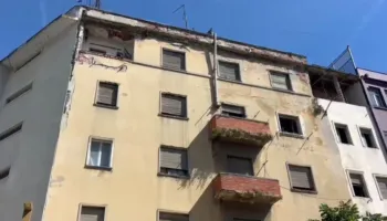 Shkëputet fasada e një pallati dhe zë poshtë një automjet të parkuar në Durrës, nuk raportohet për të lënduar