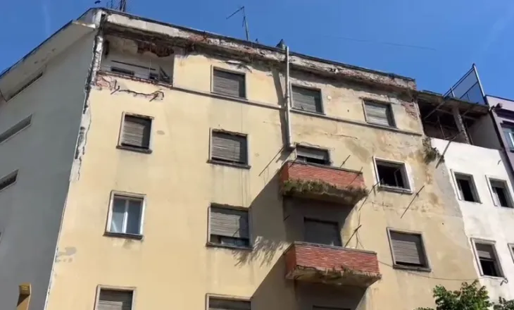 Shkëputet fasada e një pallati dhe zë poshtë një automjet të parkuar në Durrës, nuk raportohet për të lënduar