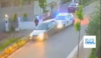 Shoferi i dehur në Durrës kthehet në ‘kamikaz’, nuk i bindet policisë dhe i përplas makinën