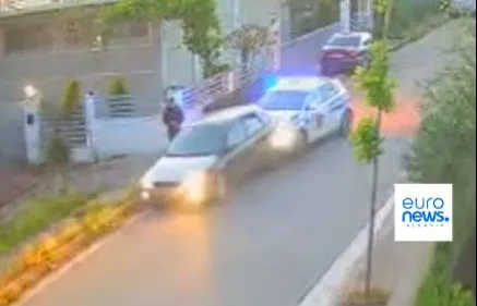Shoferi i dehur në Durrës kthehet në ‘kamikaz’, nuk i bindet policisë dhe i përplas makinën