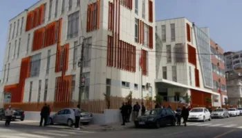 Shpërndanin lëndë narkotike në Elbasan, gjykata lë në burg 10 të arrestuarit
