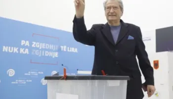“Shpërthen” festa në seli: Berisha kryetar deri në 2030, 40 vjet në krye të PD