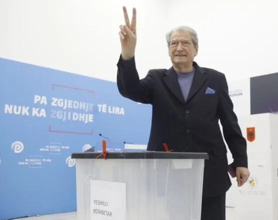 “Shpërthen” festa në seli: Berisha kryetar deri në 2030, 40 vjet në krye të PD