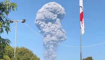 Shpërthimi i vullkanit në Indonezi, 3 të vdekur, shpëtohen 15 alpinistët (VIDEO)