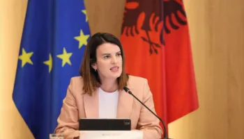 Shqipëria hyn në një fazë të re të negociatave me BE, Koçiu: Reformat dhe asistenca ndërkombëtare po afrojnë vendin drejt anëtarësimit