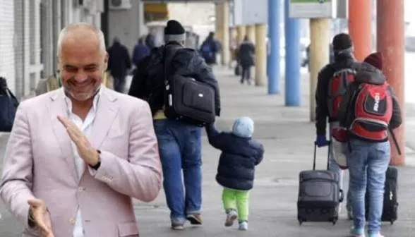 Shqipëria po zbrazet: emigracioni i të rinjve ul lindjet me 35%