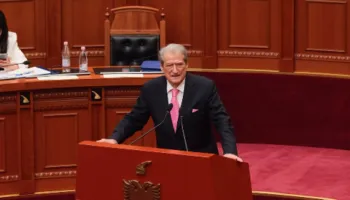 Shqiptarët rrokullisen në varfëri/ Berisha: Vetem udhëtimi i fundit i Ramës me avion-taksi kushtoi 300 mijë euro