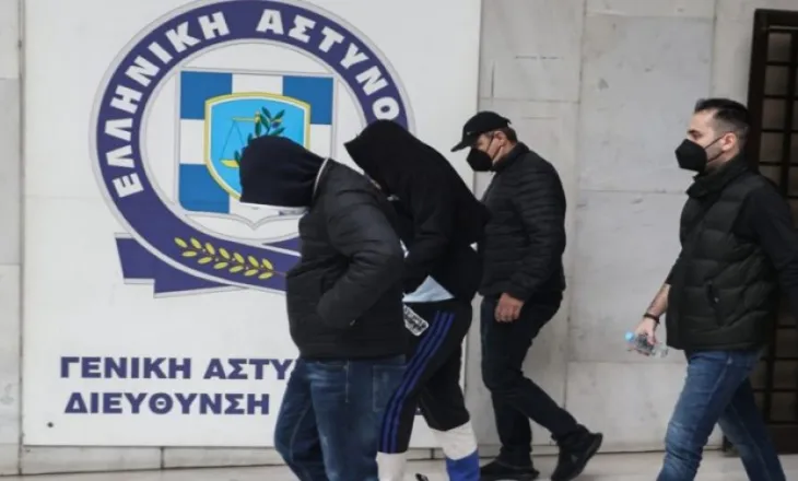 Shqiptari i akuzuar për vrasjen e një polici grek, prangoset si anëtar i një grupi droge