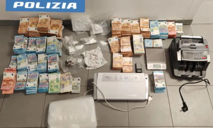Shqiptari kapet me gjysmë milioni euro cash dhe kokainë në furgon! Përplas patrullën e policisë, ndalohet dhe gruaja…