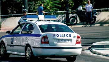 Shqiptari në Greqi i ngacmoi seksualisht partneren, bullgari e bën për spital