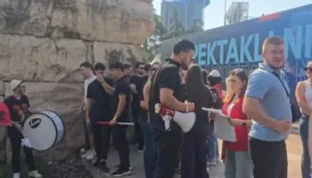“Shqiptaria është me Shkupin”/ Nis protesta në Tiranë në mbështetje të studentëve të Maqedonisë së Veriut