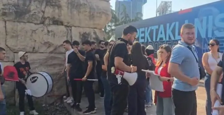 “Shqiptaria është me Shkupin”/ Nis protesta në Tiranë në mbështetje të studentëve të Maqedonisë së Veriut