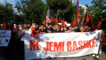 “Shqiptaria është me Shkupin”/ Protesta në Tiranë për gjuhën shqipe, studentët marshojnë drejt ambasadës së Maqedonisë së Veriut