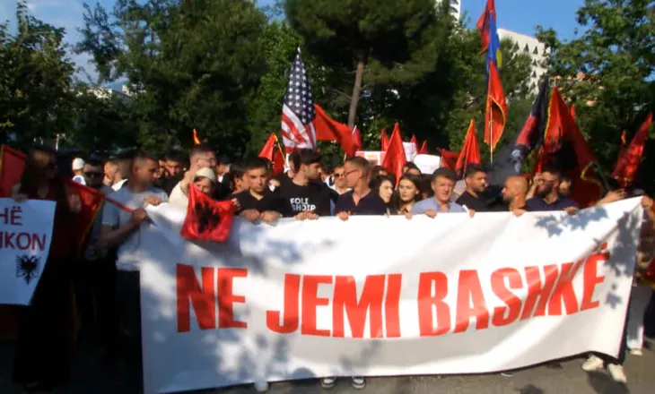 “Shqiptaria është me Shkupin”/ Protesta në Tiranë për gjuhën shqipe, studentët marshojnë drejt ambasadës së Maqedonisë së Veriut