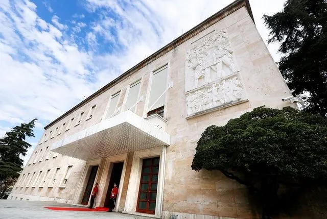 Shtëpitë në ish-ndërmarrjet shtetërore, qeveria hap rrugën e privatizimit për banesat “pa letra”