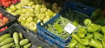 “Shteti të ndërhyjë”/ Rritje rekord e çmimeve të fruta-perimeve, qytetarët të shqetësuar: Kostot të papërballueshme