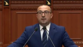 “Si dilni dhe flisni dokrra”/ Revoltohet Korreshi: Nuk ju vjen turp ju, në Lushnje të hanë minjtë , është batërdi