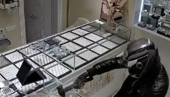 Si në filma aksion! Del videoja kur autorët futen brenda argjendarisë në Kamëz, thyejnë xhamat dhe marrin bizhuteritë