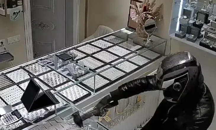 Si në filma aksion! Del videoja kur autorët futen brenda argjendarisë në Kamëz, thyejnë xhamat dhe marrin bizhuteritë