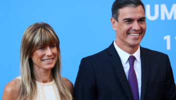 Si po rrethohet Pedro Sánchez nga skandalet e familjes dhe qeverisë