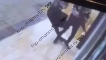Si skenë filmi komik, njëri prej autorëve rrëzohet, tjetri e gjuan në kokë, pamjet e momentit të grabitjes së argjendarisë në Kamëz