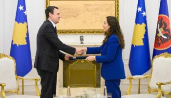 Si u përshkallëzua përplasja mes Vjosa Osmanit dhe Albin Kurtit në Kosovë, nga akuzat për takimin me Grenellin…