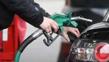 Sinjale për marrëveshje SHBA–Iran, bien çmimet e naftës në tregjet ndërkombëtare