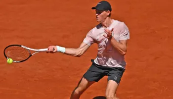 Sinner dhe Sabalanka kualifikohen në raundin e dytë të Roland Garros, eliminohet Medvedev