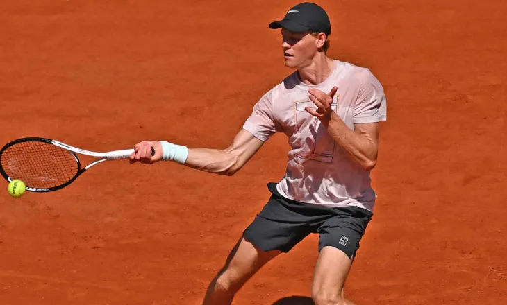 Sinner dhe Sabalanka kualifikohen në raundin e dytë të Roland Garros, eliminohet Medvedev